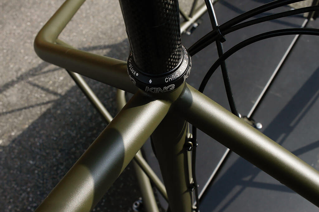 fahrrad mit anhänger beladen mit lebensmitteln